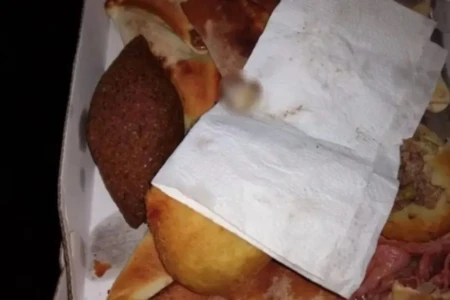 Adolescente encontra dedo humano em salgado pedido por delivery em São Paulo lanchonete explicou como o dedo foi parar no meio da esfiha