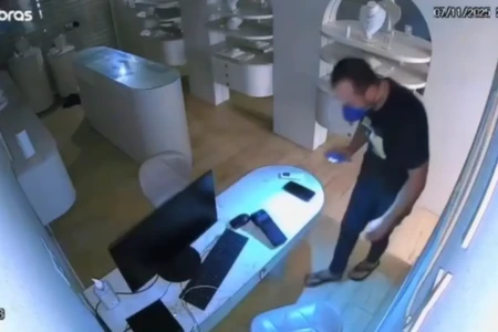 PM prende ladrão de joalheria no setor Marista e encontra semijoias em carrinho de bebê (Foto: Reprodução)