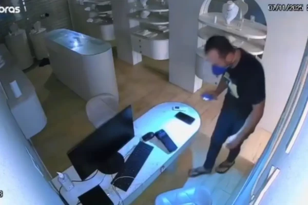 PM prende ladrão de joalheria no setor Marista e encontra semijoias em carrinho de bebê (Foto: Reprodução)