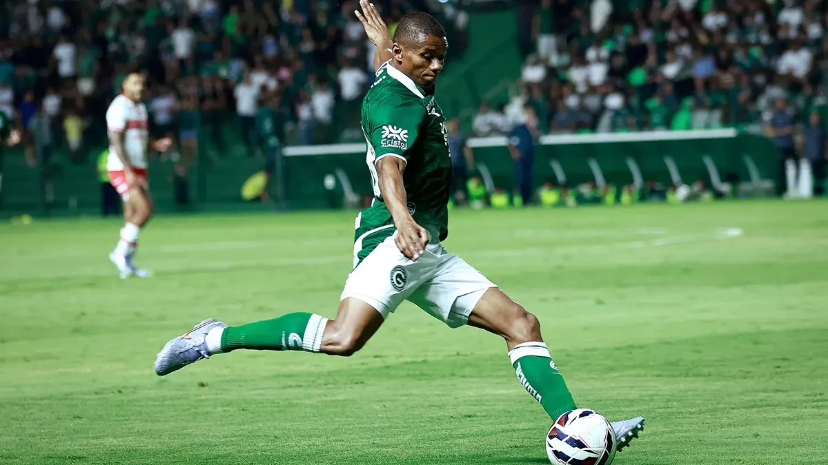Juninho em partida pelo Goiás na Série B