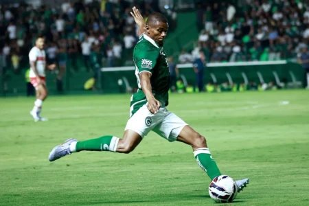 Juninho em partida pelo Goiás na Série B