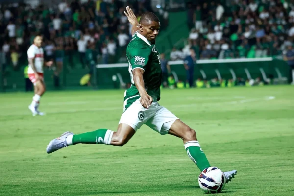 Juninho em partida pelo Goiás na Série B