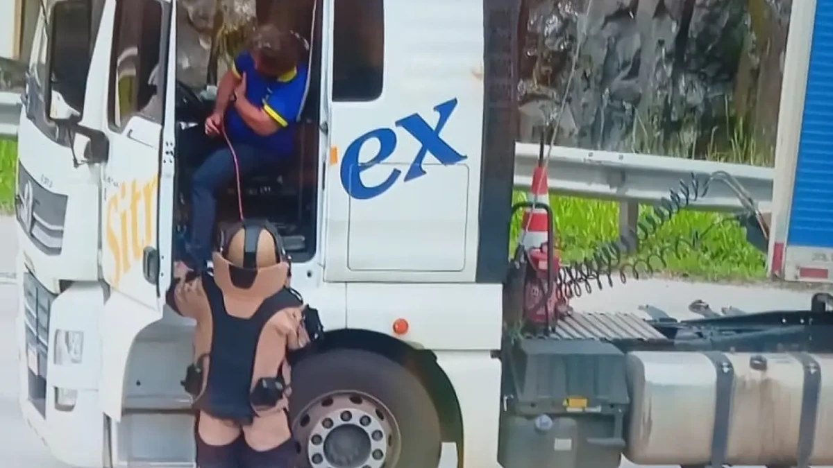 Motorista de caminhão é sequestrado e amarrado a bomba em rodovia de SP Tráfego na Rodoanel Mário Covas foi bloqueado nos dois sentidos