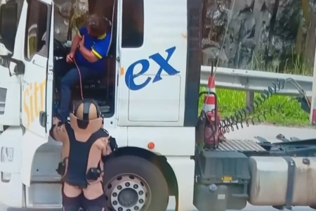 Motorista de caminhão é sequestrado e amarrado a bomba em rodovia de SP Tráfego na Rodoanel Mário Covas foi bloqueado nos dois sentidos