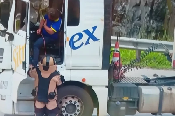 Motorista de caminhão é sequestrado e amarrado a bomba em rodovia de SP Tráfego na Rodoanel Mário Covas foi bloqueado nos dois sentidos