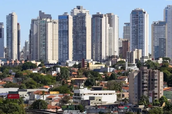 Imagem mostra prédios e casas de Goiânia