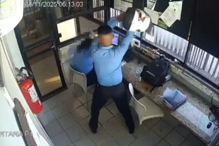 Caso aconteceu em Salvador Porteiro que bateu na colega de trabalho com capacete é liberado pela polícia; agressor foi demitido