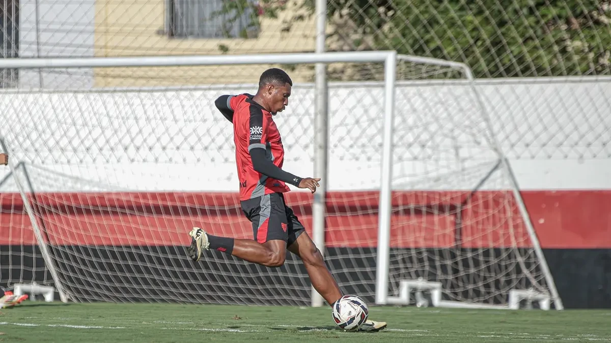 Lelê em treino no Atlético Goianiense