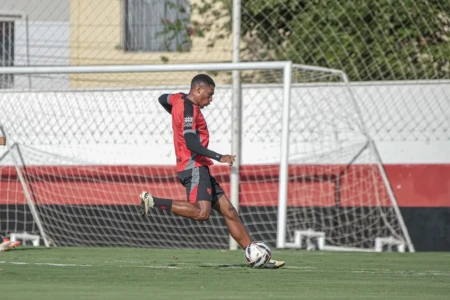 Lelê em treino no Atlético Goianiense