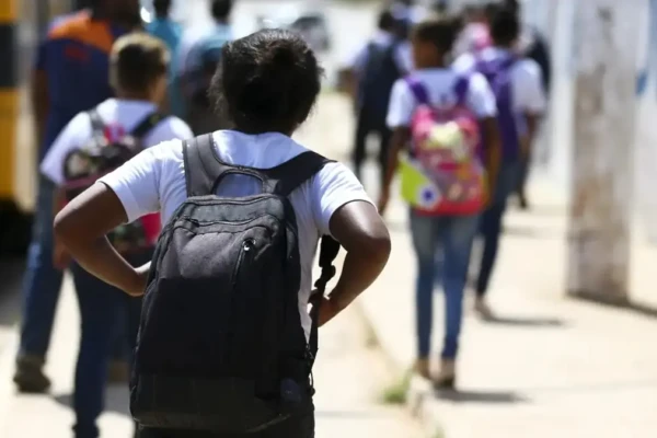 Mensalidade escolar terá aumento de até 42% em 2026, aponta Procon Goiás