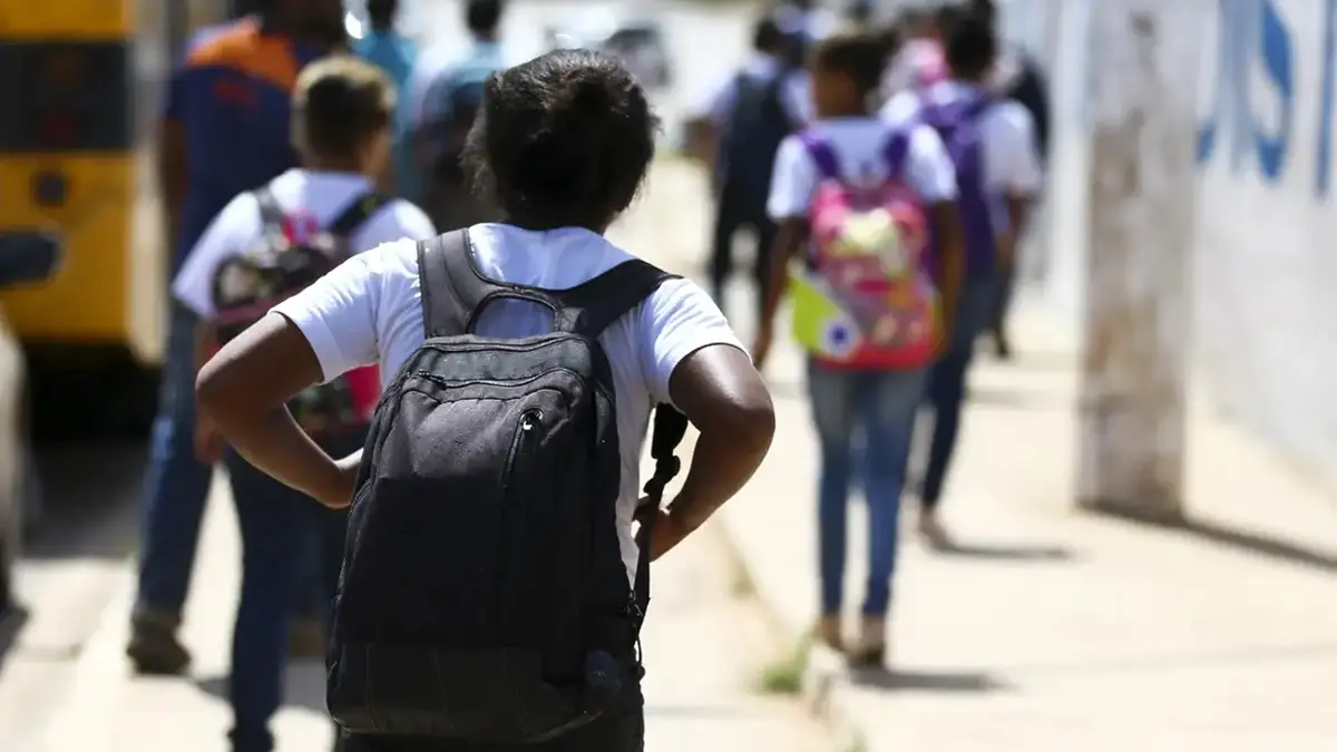 Mensalidade escolar terá aumento de até 42% em 2026, aponta Procon Goiás