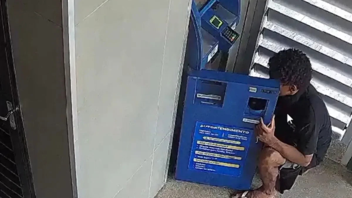 Imagem do momento em que o suspeito tentou furtar o caixa