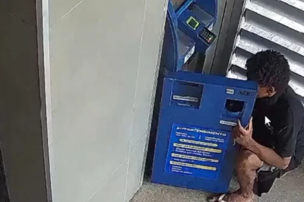 Imagem do momento em que o suspeito tentou furtar o caixa