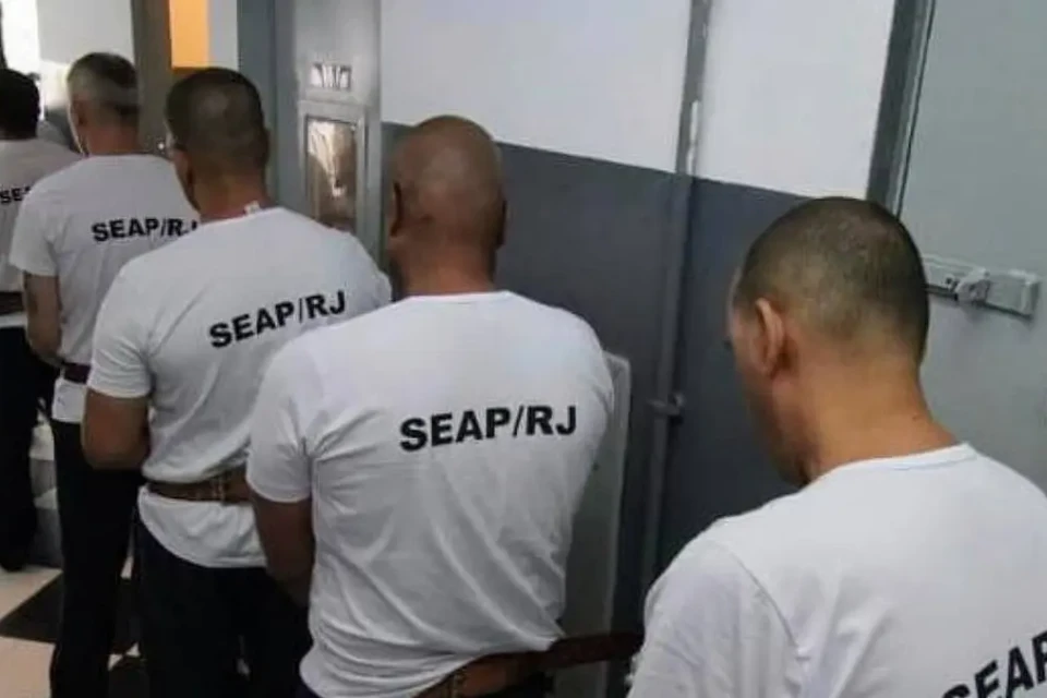 Sete presos suspeitos de liderarem Comando Vermelho no RJ são transferidos para presídios federais
