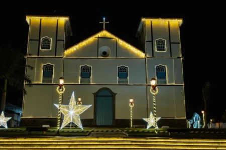 Imagem de uma das igrejas da cidade decorada
