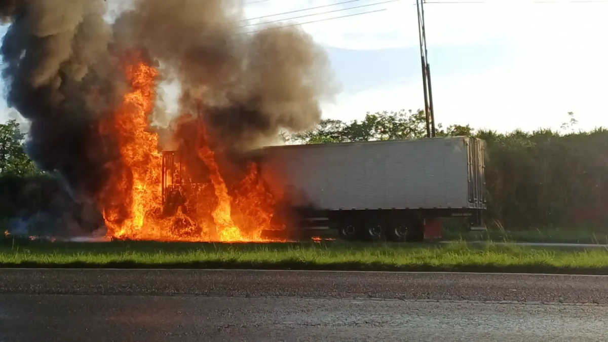 Imagem do caminhão pegando fogo