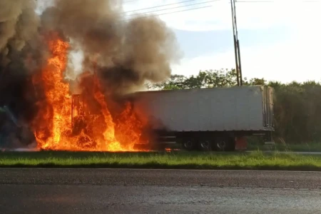 Imagem do caminhão pegando fogo