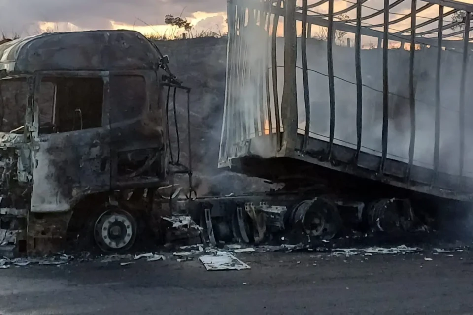 Imagem do caminhão após combate das chamas