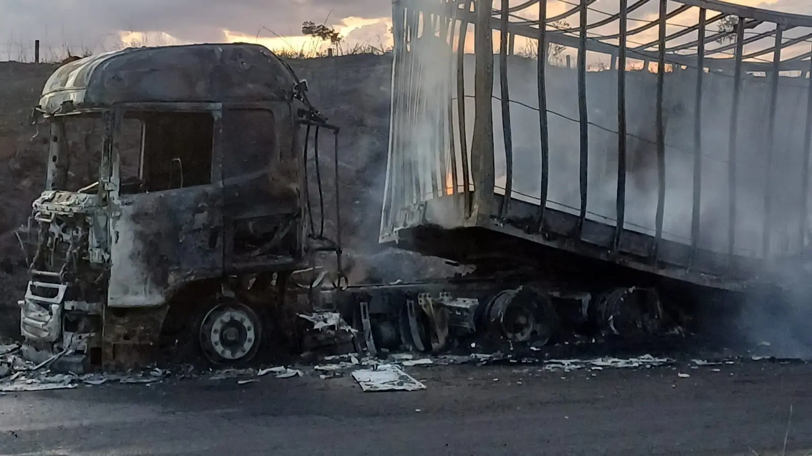 Imagem do caminhão após combate das chamas