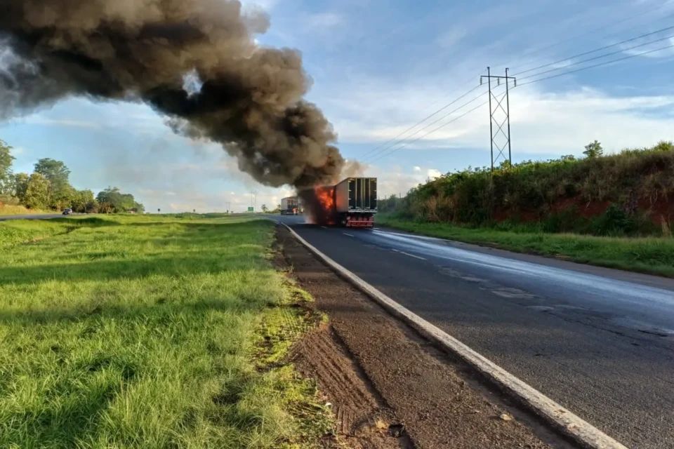 Imagem do caminhão pegando fogo