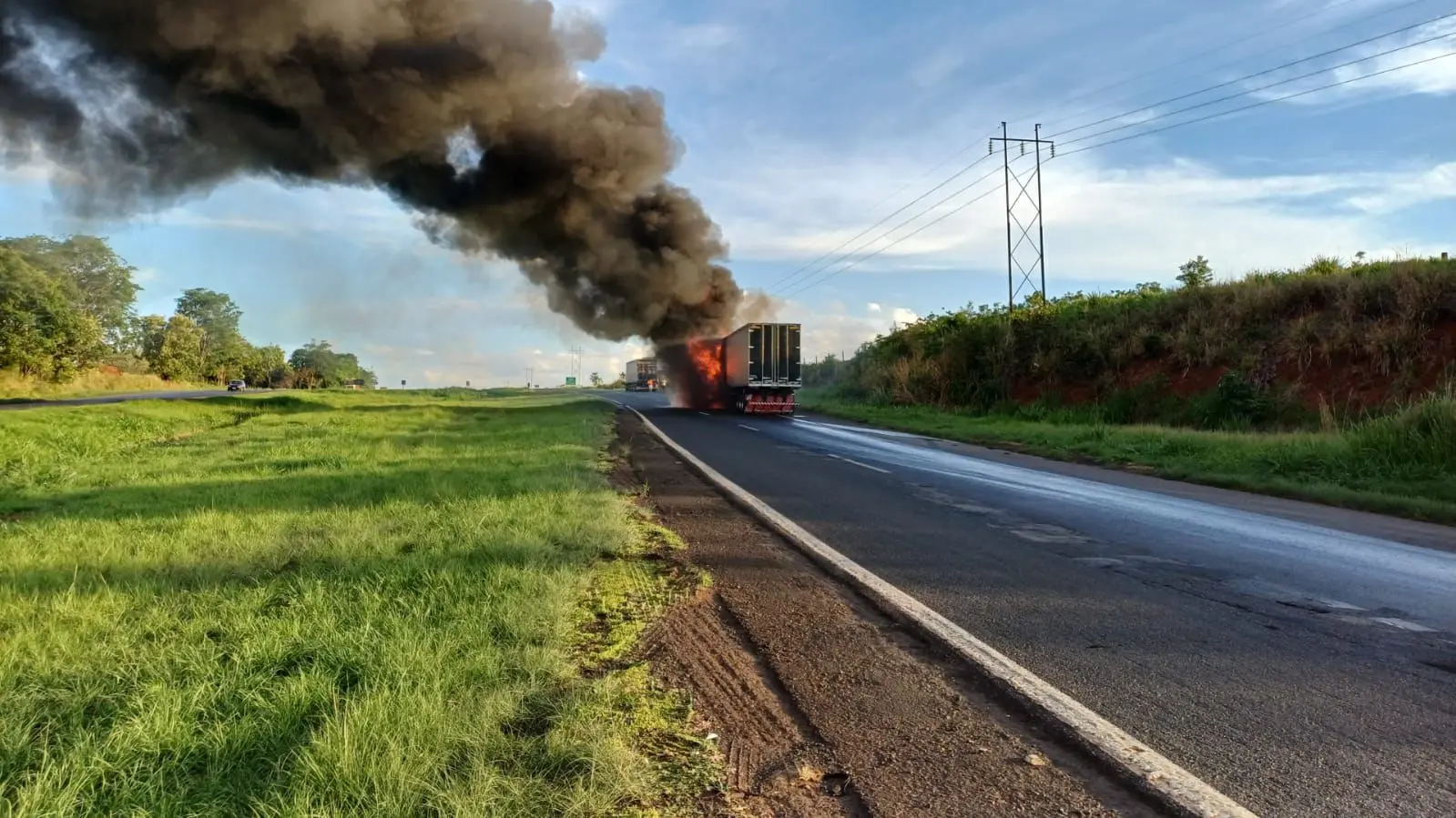 Imagem do caminhão pegando fogo