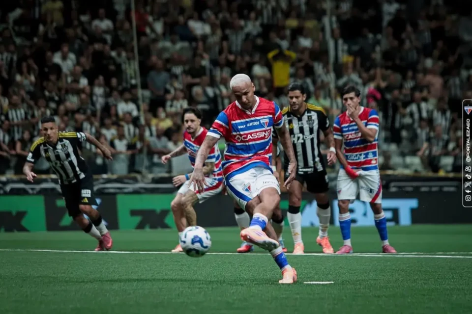 Atlético sai na frente, mas Deyverson brilha e empata confronto