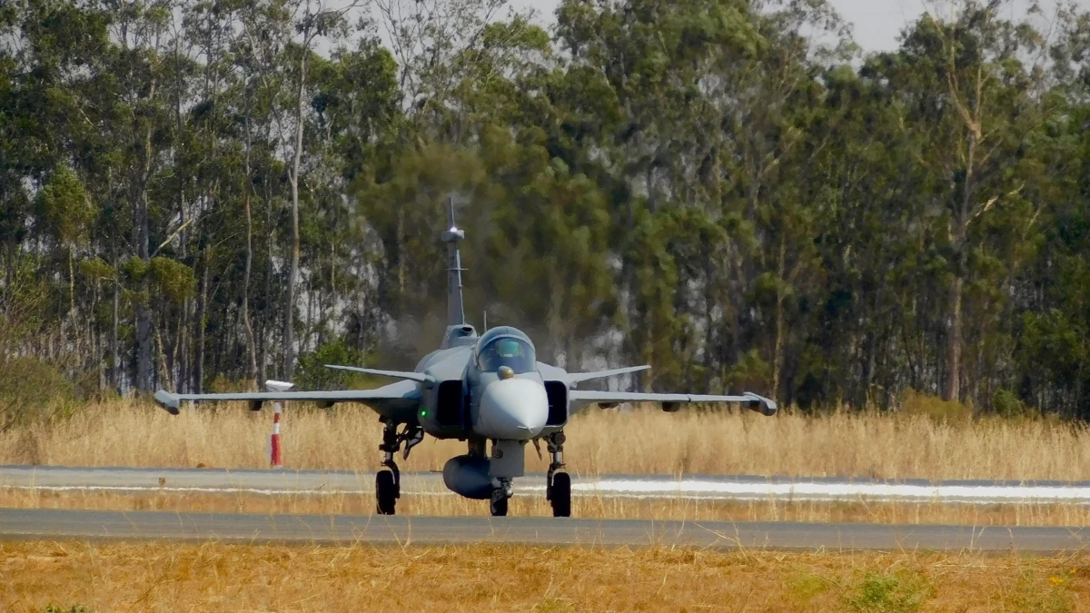 Imagem mostra caça Gripen taxiando na Base Aérea de Anápolis