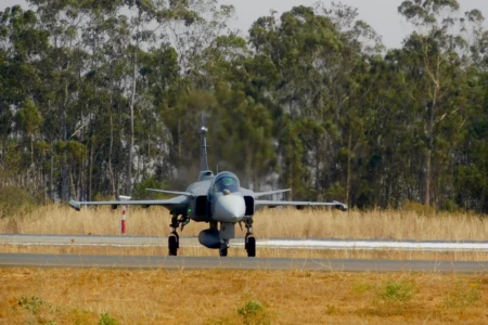 Imagem mostra caça Gripen taxiando na Base Aérea de Anápolis