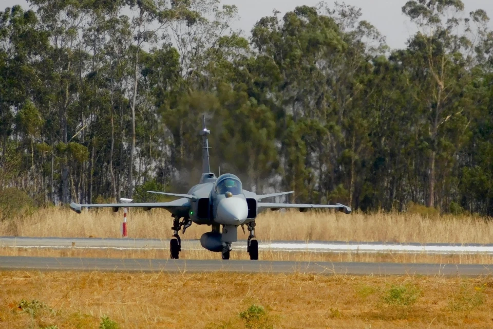 Imagem mostra caça Gripen taxiando na Base Aérea de Anápolis