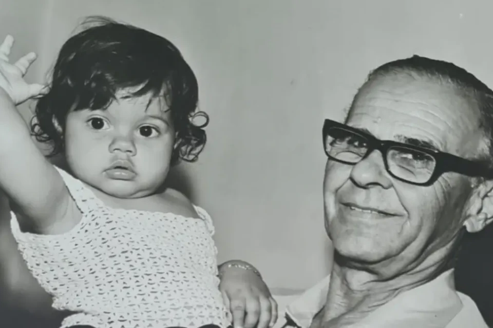 Imagem de Oscar Santos com uma criança nos braços