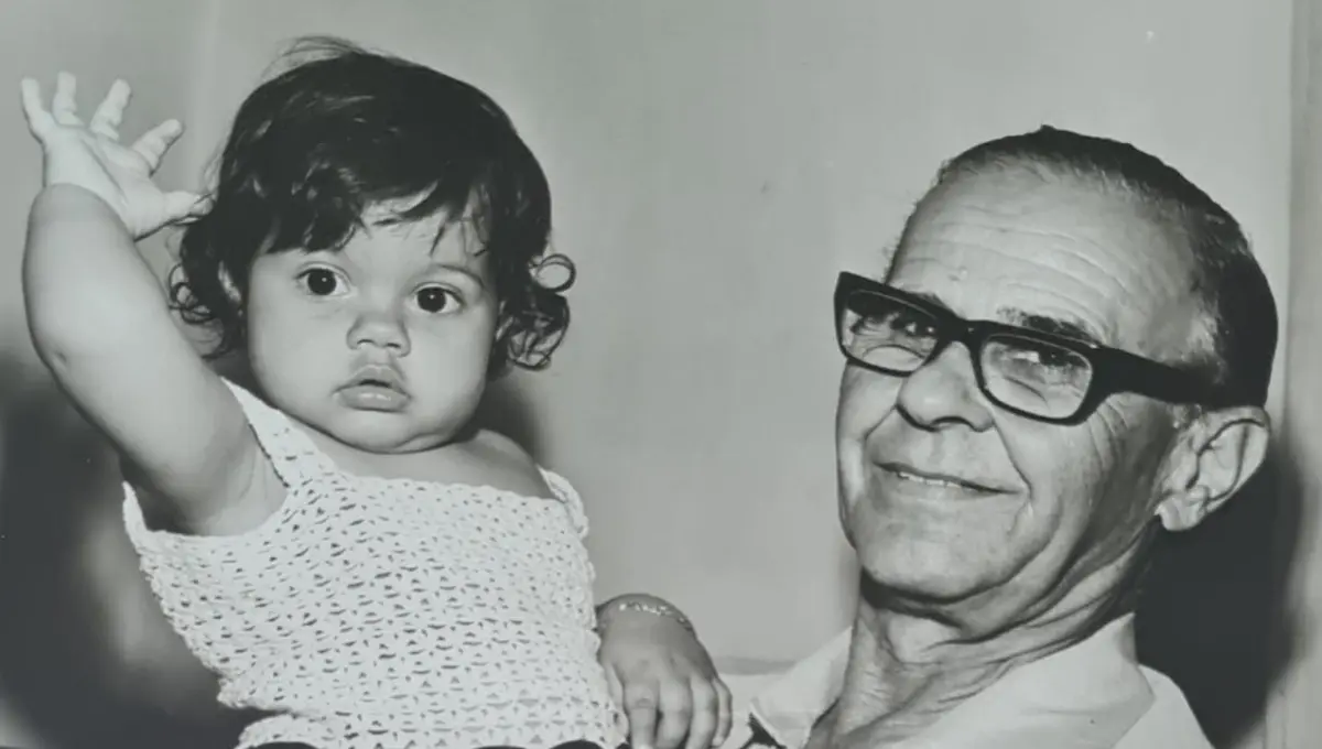 Imagem de Oscar Santos com uma criança nos braços