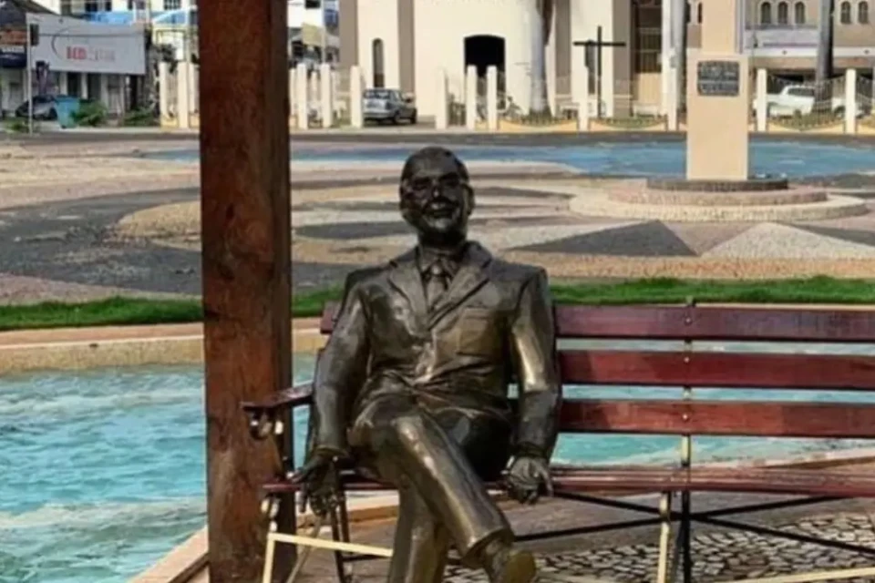 Imagem da estátua de Oscar Santos