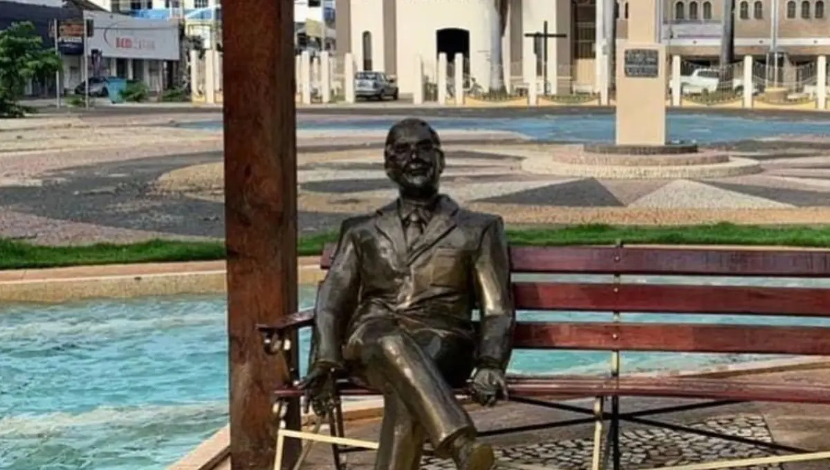 Imagem da estátua de Oscar Santos 