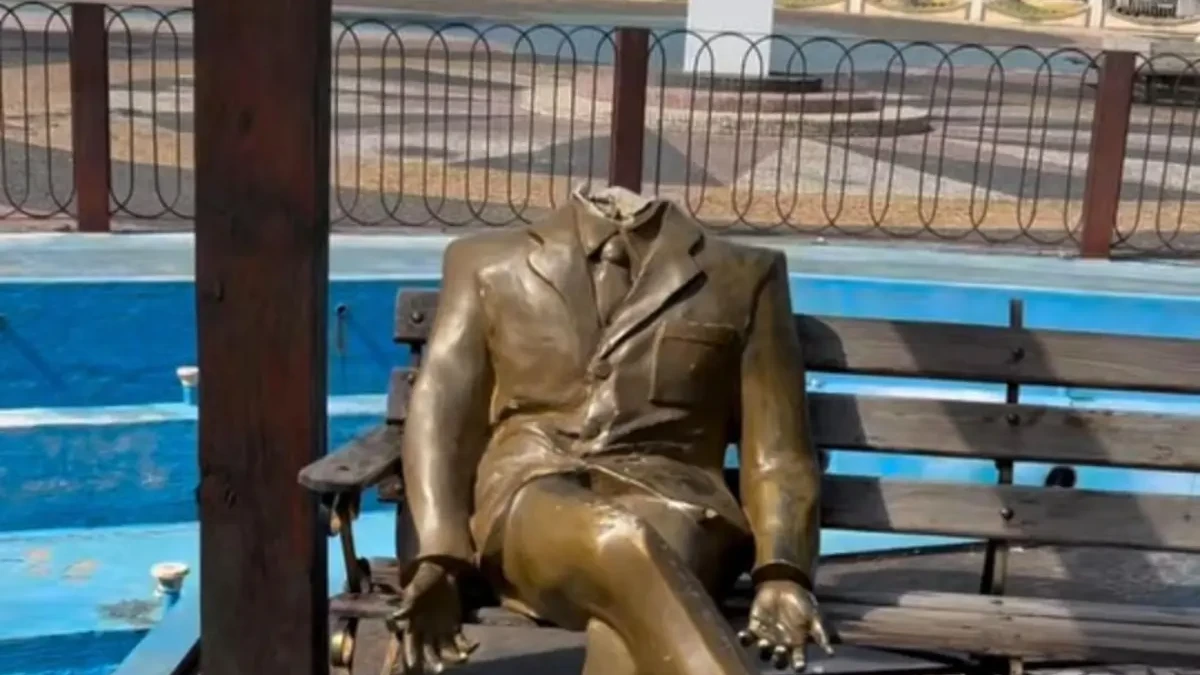 Imagem da estátua de Oscar Santos decapitada
