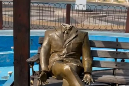 Imagem da estátua de Oscar Santos decapitada