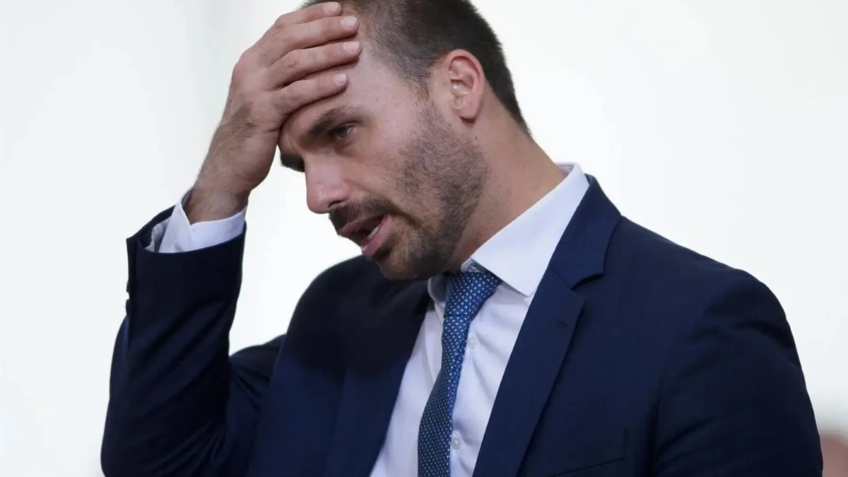 tentou diversas vezes impedir o avanço da ação STF começa a julgar denúncia contra Eduardo Bolsonaro por coação e tentativa de golpe