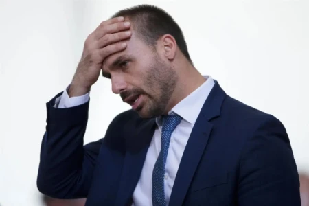 tentou diversas vezes impedir o avanço da ação STF começa a julgar denúncia contra Eduardo Bolsonaro por coação e tentativa de golpe