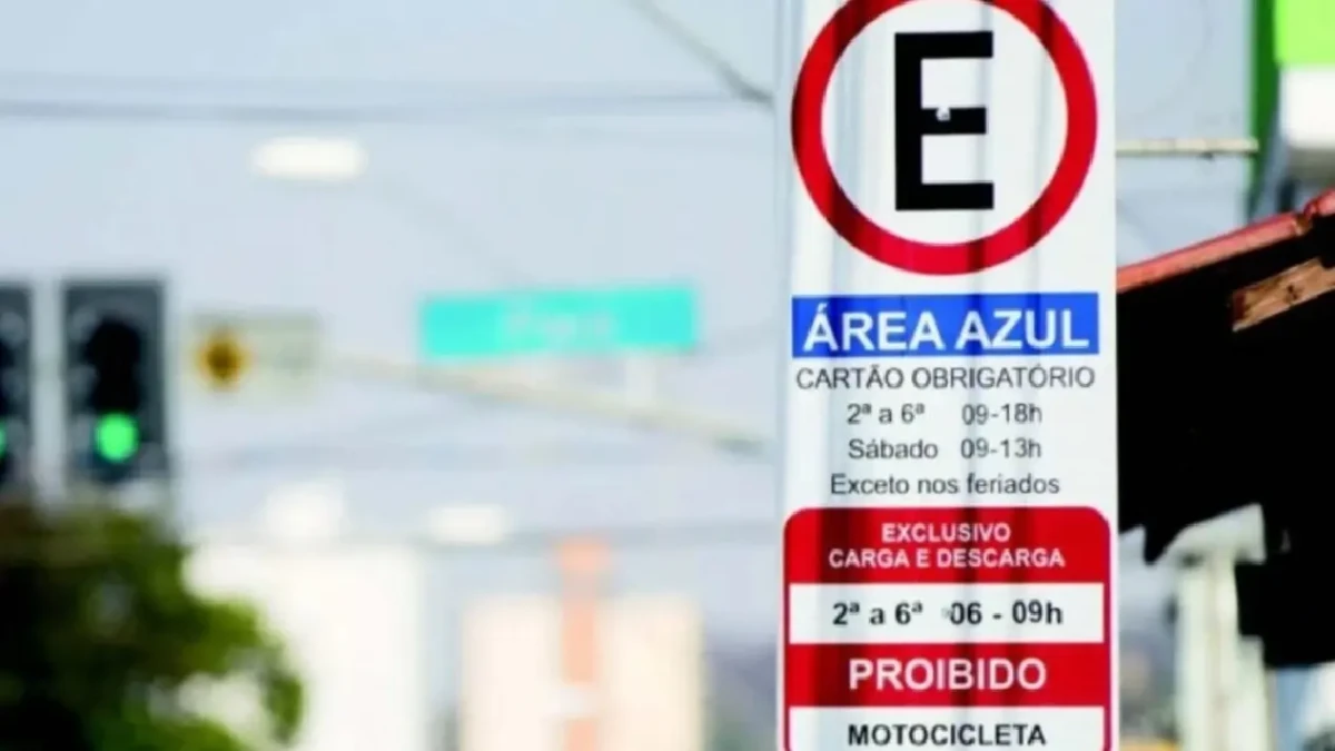 Imagem mostra placa de área azul em Goiânia