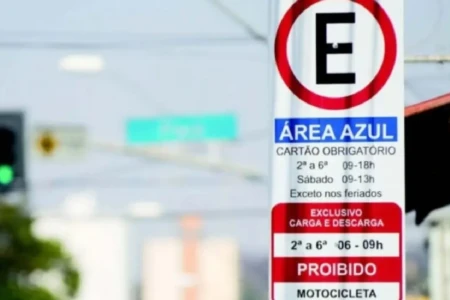 Imagem mostra placa de área azul em Goiânia