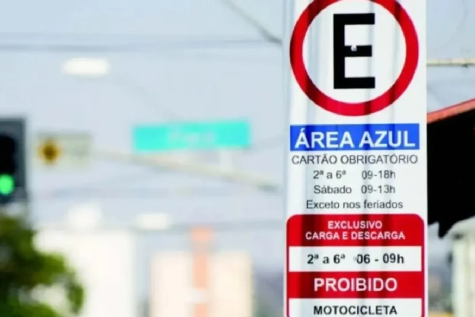 Imagem mostra placa de área azul em Goiânia