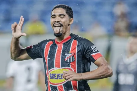 Kadu com a camisa do Anápolis é a nova contratação do Goiás