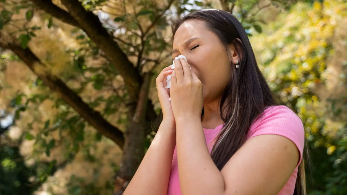 Bloquear a saída do ar durante um espirro perigoso Fechar o nariz ao espirrar pode causar lesões e te levar ao hospital; entenda o risco