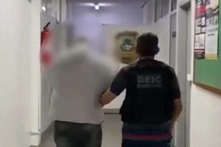 Imagem do gerente bancário sendo preso