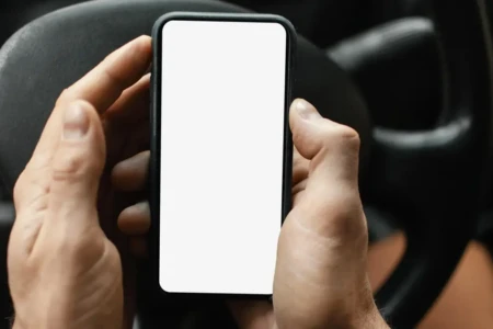 TRT-GO mantém demissão por justa causa de caminhoneiro que usou o celular na direção