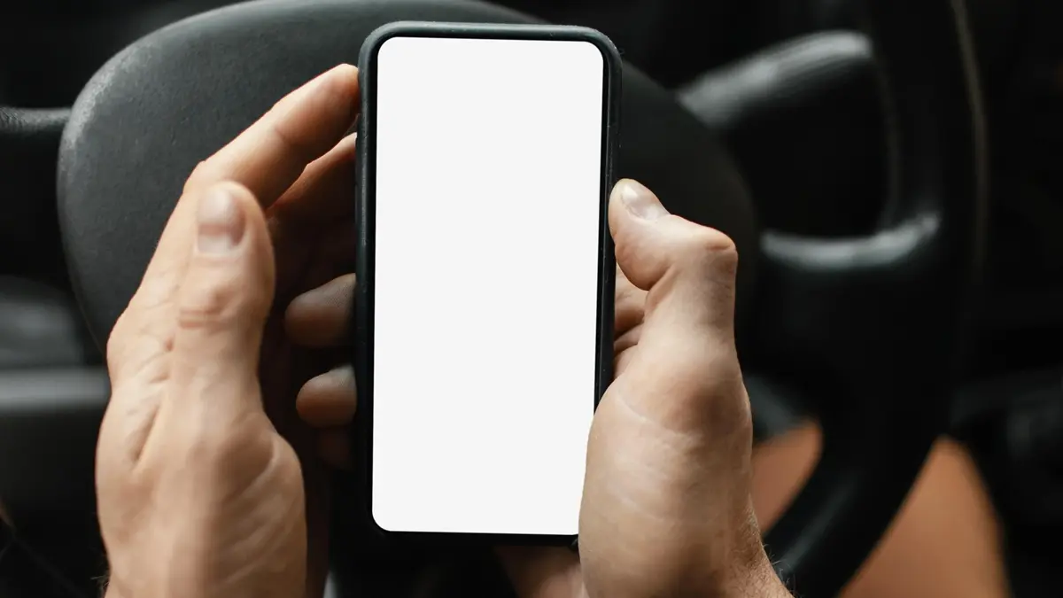 TRT-GO mantém demissão por justa causa de caminhoneiro que usou o celular na direção