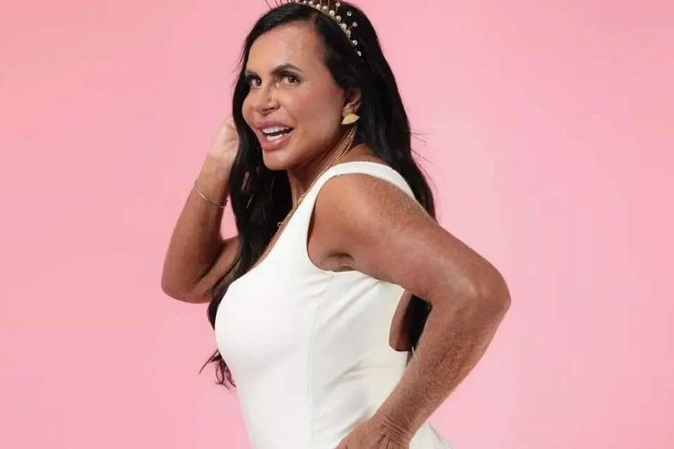 Gretchen de minibiquíni durante passeio de barco chama atenção fotos Cantora biquíni com os amigos e o marido, Esdras de Souza