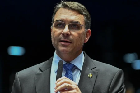 Flávio Bolsonaro ganha espaço como candidato a presidente, e atrapalha Tarcísio (Foto: Agência Senado)