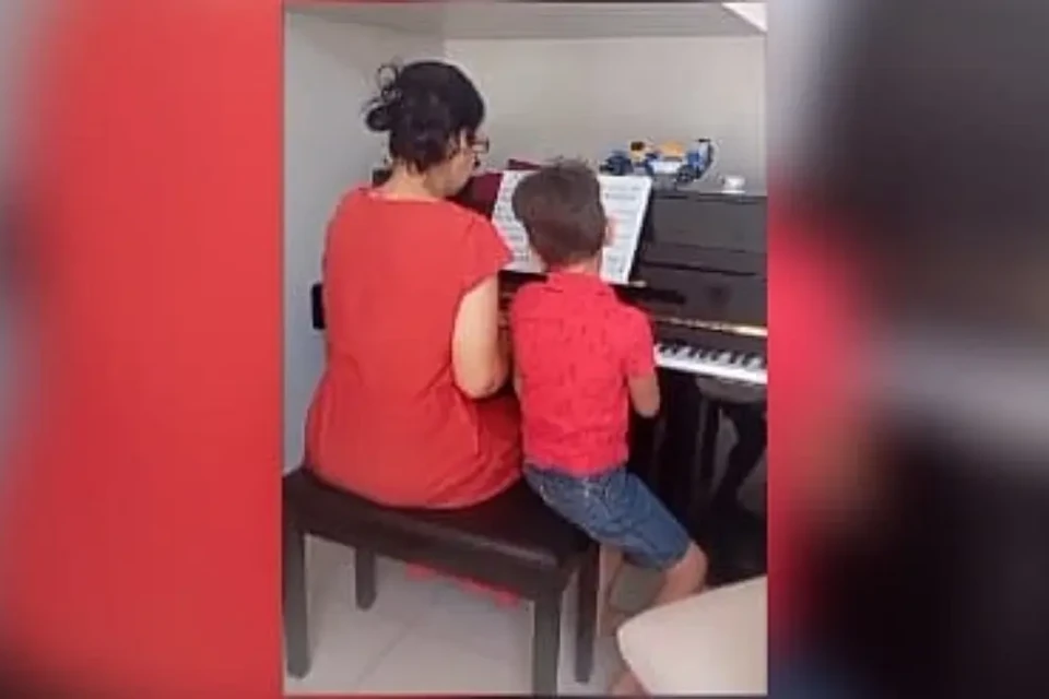 Foto da criança com a professora