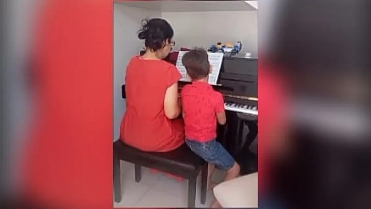 Foto da criança com a professora