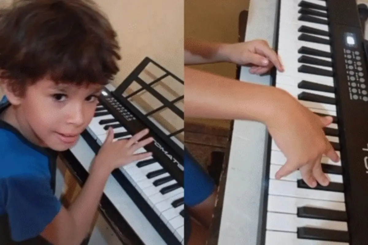 Imagem do Luan com o teclado dado pelos avós